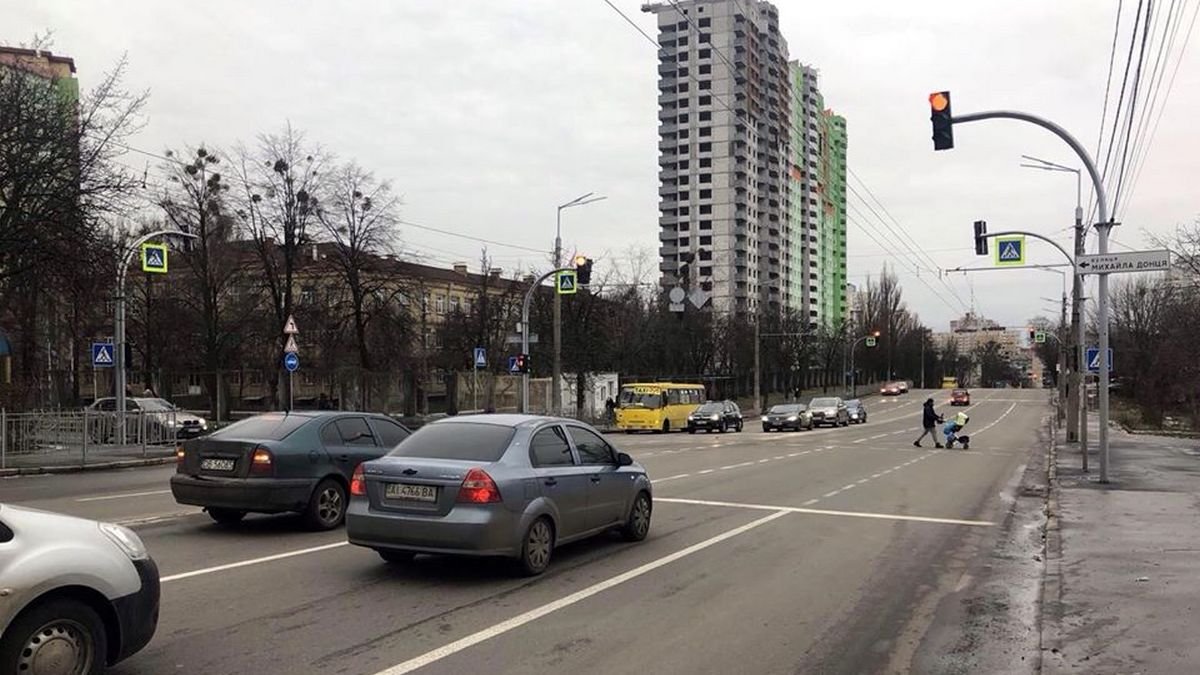 В Киеве на Отрадном установили 15 светофоров