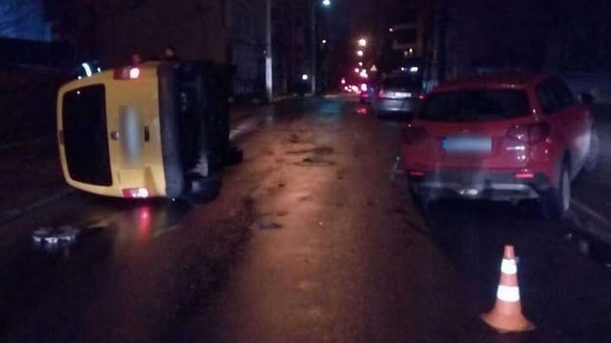 В Киеве Volkswagen врезался в припаркованный Suzuki и перевернулся: пьяный водитель прилег на землю отдохнуть