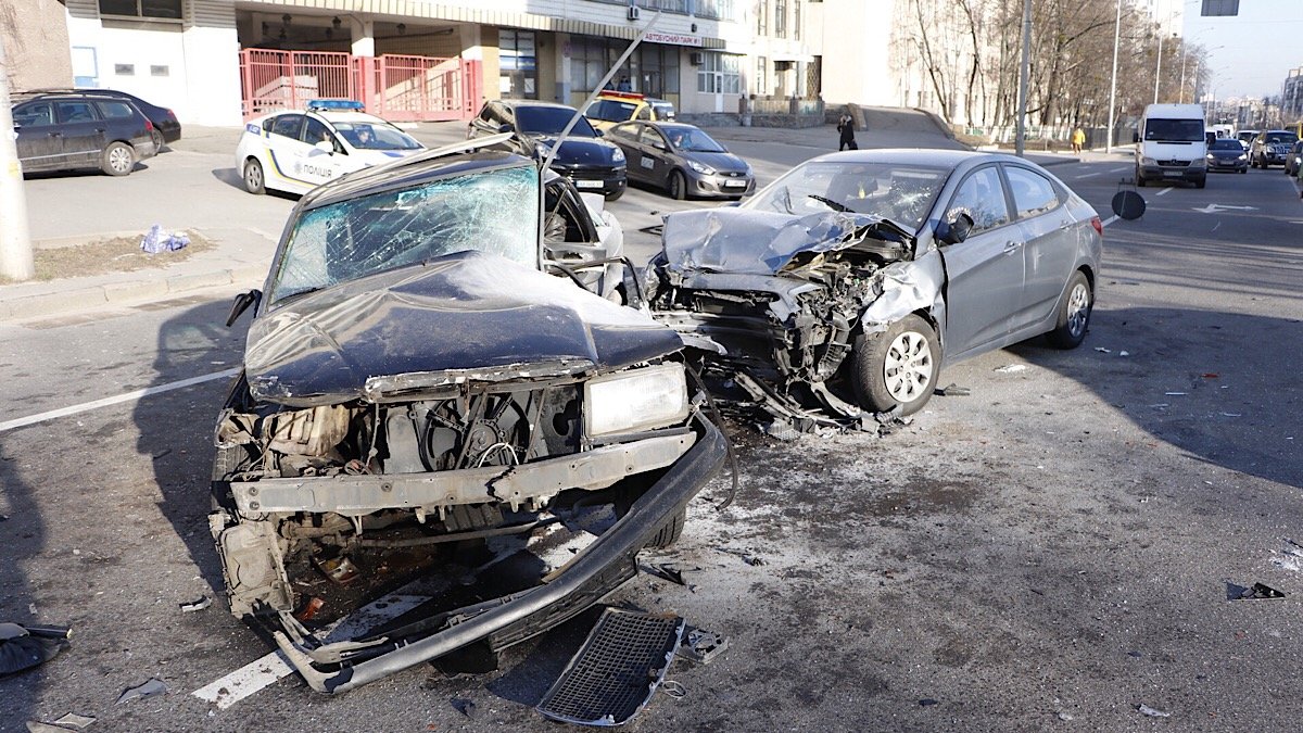 В Киеве на Васильковской BMW врезалась в Mercedes и отправила его в Hyundai: погибшего водителя вырезали спасатели