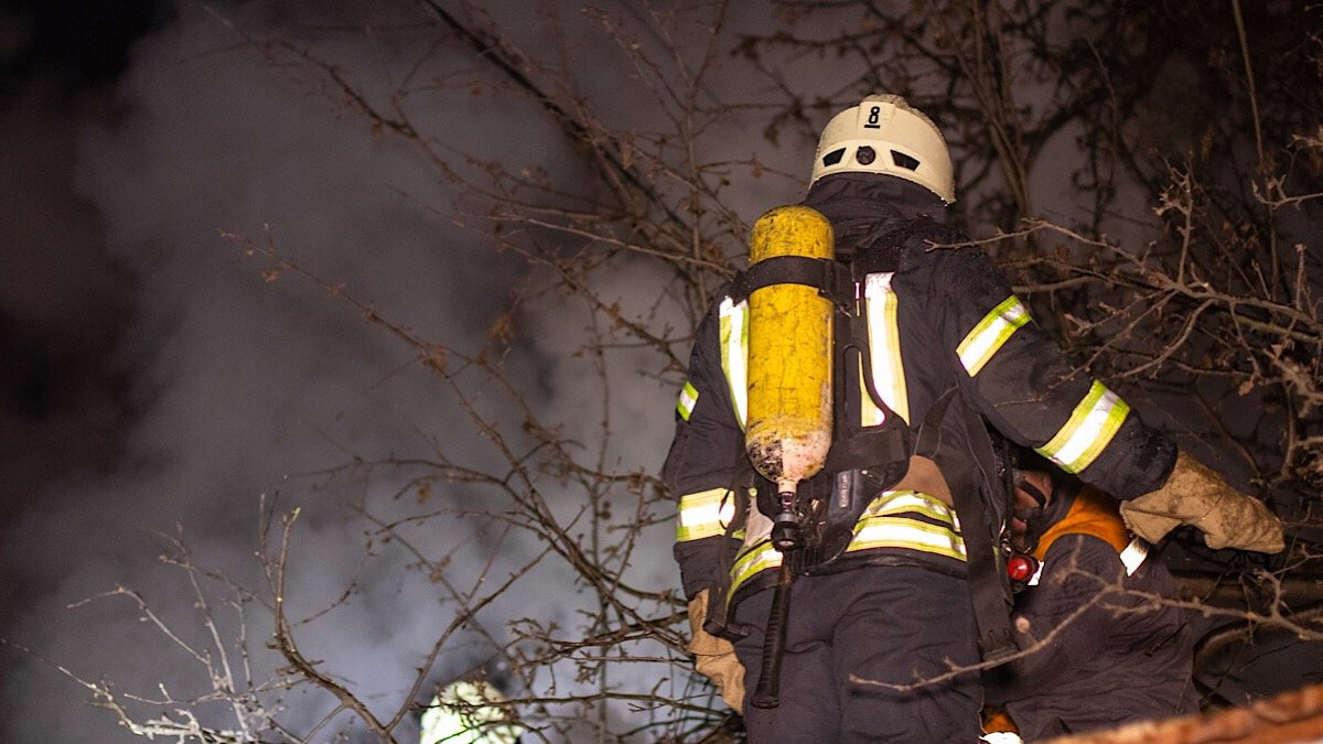 Под Киевом мужчина спас семью с детьми из горящего дома