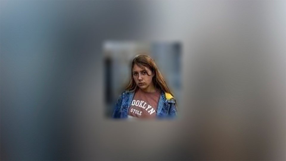 Под Киевом пропала 15-летняя девушка с рыжими волосами и в синей куртке
