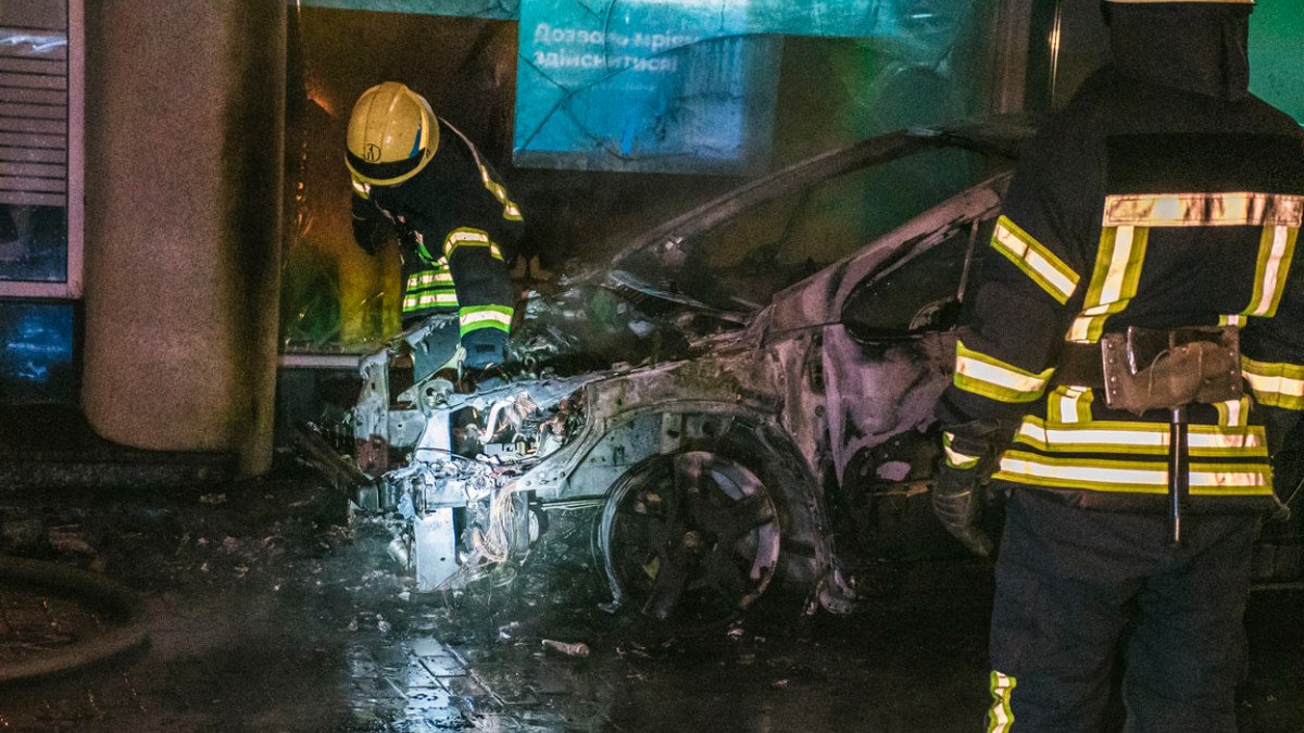 В центре Киева дотла сгорела Peugeot: огонь разбил стекла и покрыл копотью балконы жилого дома