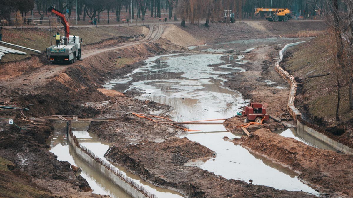 Когда в Киеве расчистят озеро в парке "Отрадный", на дне которого нашли боеприпасы