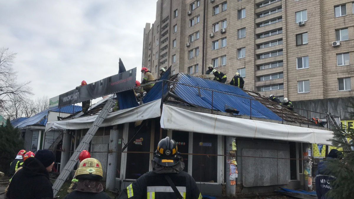 В Киеве на Демеевке загорелся «Космолот»: пожару присвоили ранг повышенной сложности