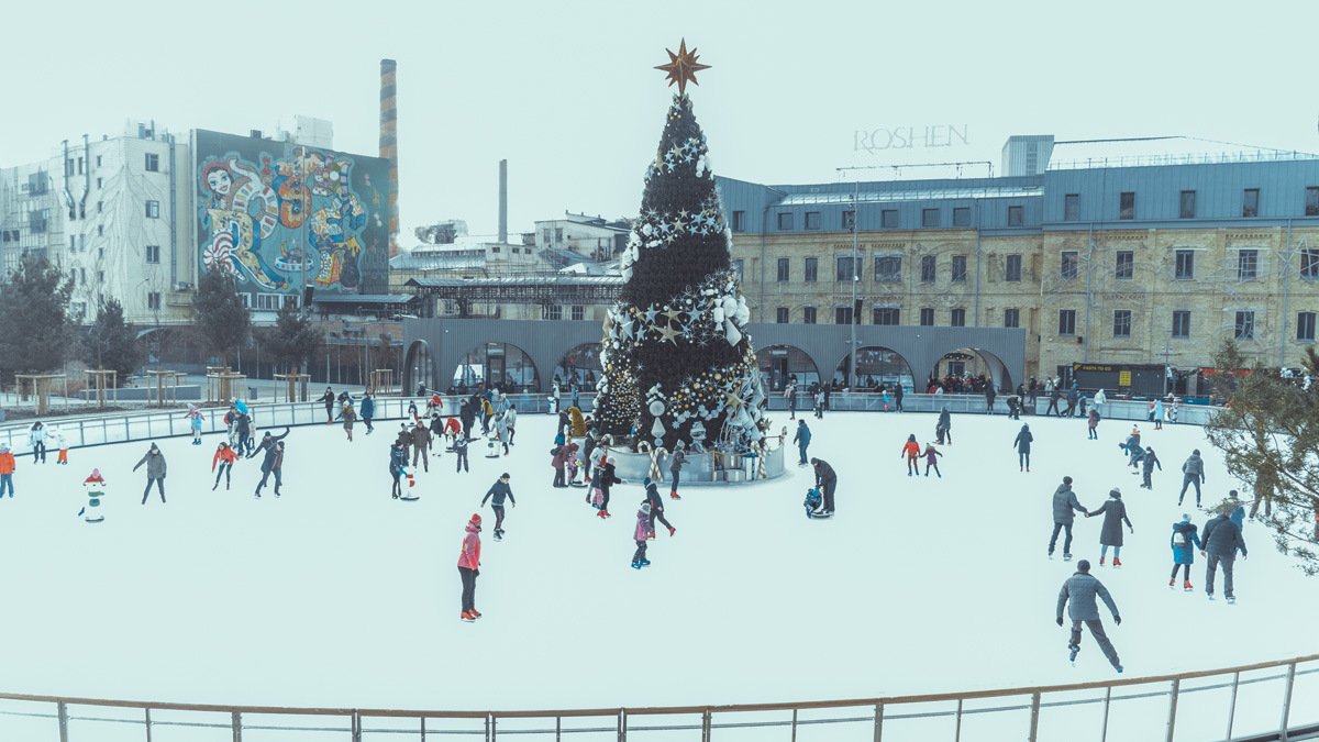 Как жители Киева отдыхают на катке Roshen в Рождество