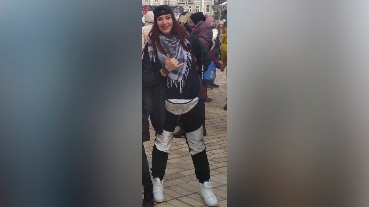 В Киеве пропала 16-летняя девочка с бордовыми волосами