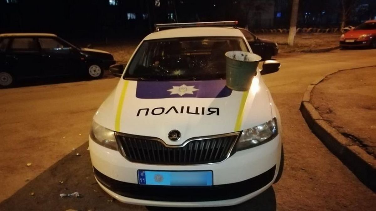 Под Киевом телефонный террорист с ведром напал на патрульный автомобиль