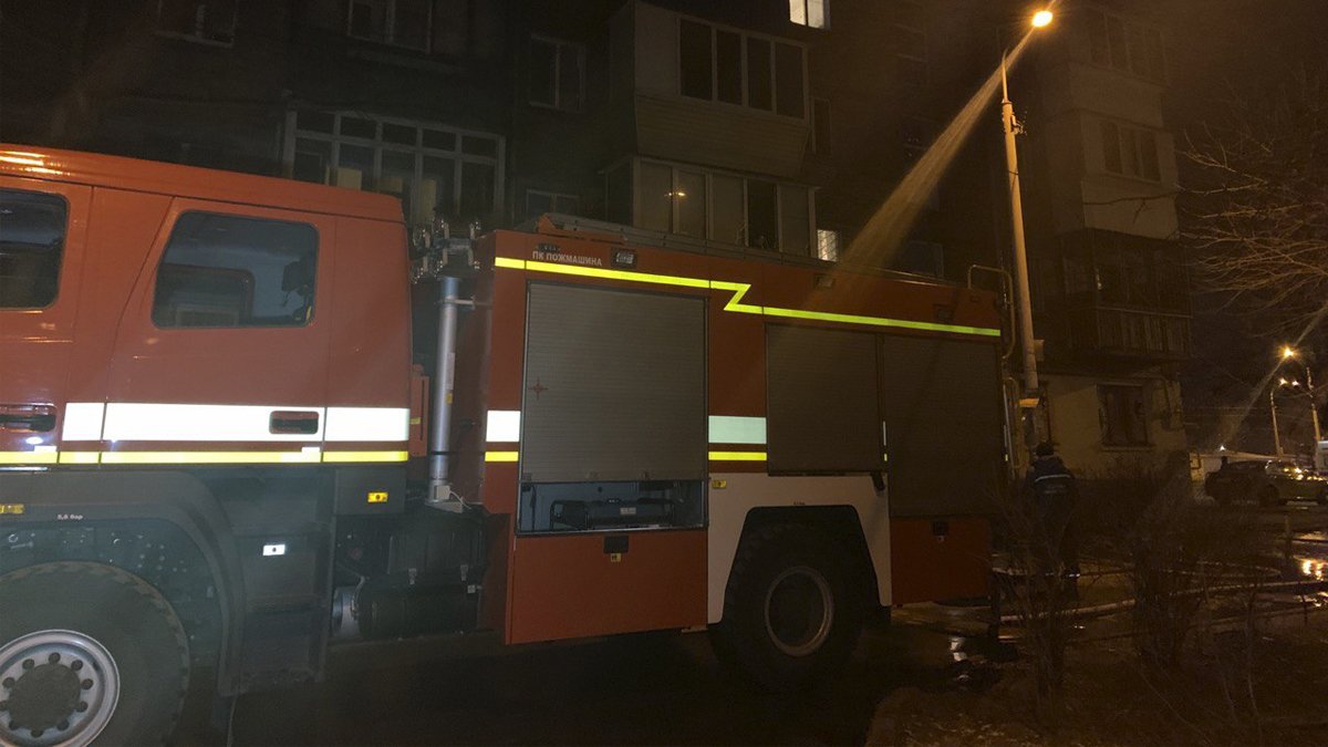 В Киеве на Виноградаре горела квартира: из-за дыма жильцов спускали по автолестнице