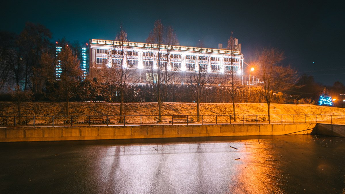 Как выглядит парк "Орлятко" в Киеве под покровом зимней ночи