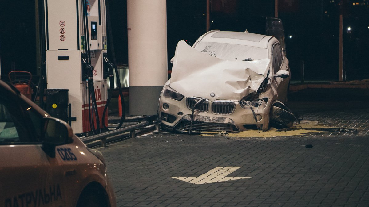 В Киеве на Позняках BMW влетел на заправку "Avia" и протаранил бензовоз