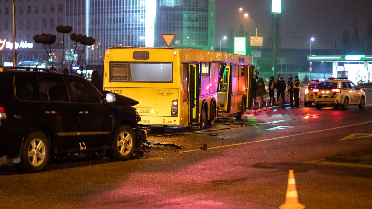 В Киеве На Харьковской площади Lexus влетел в автобус: семейную пару с ребенком госпитализировали