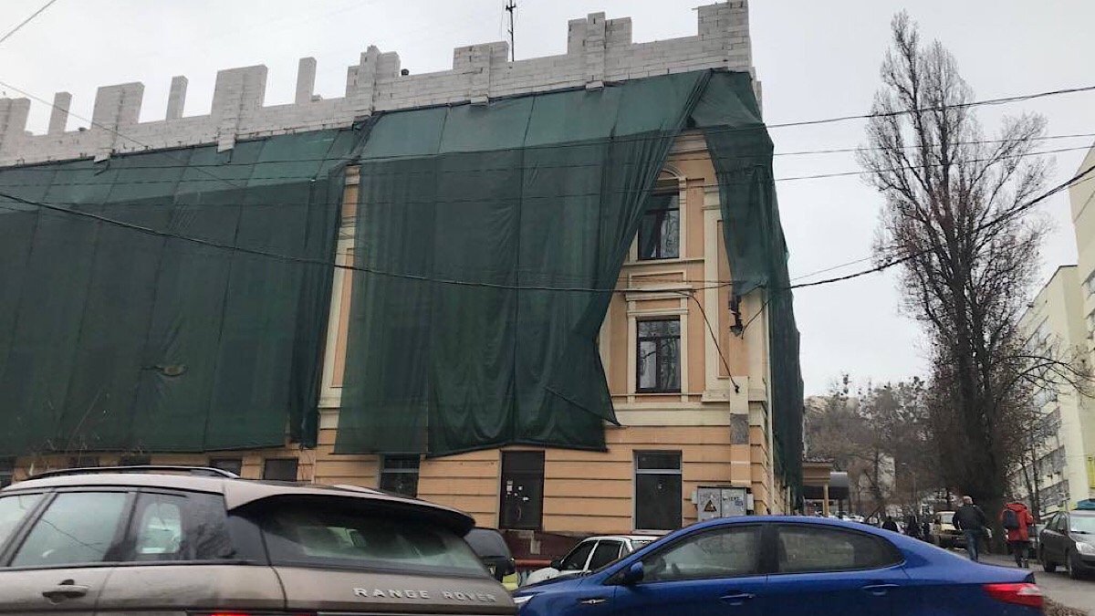В Киеве на старинном здании растет новая надстройка: что говорят в мэрии