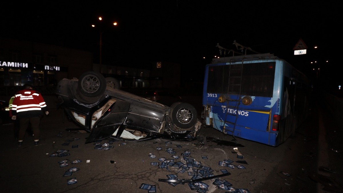 В Киеве на Петровке Mercedes отправил Nissan в столб, перевернулся и врезался в троллейбус