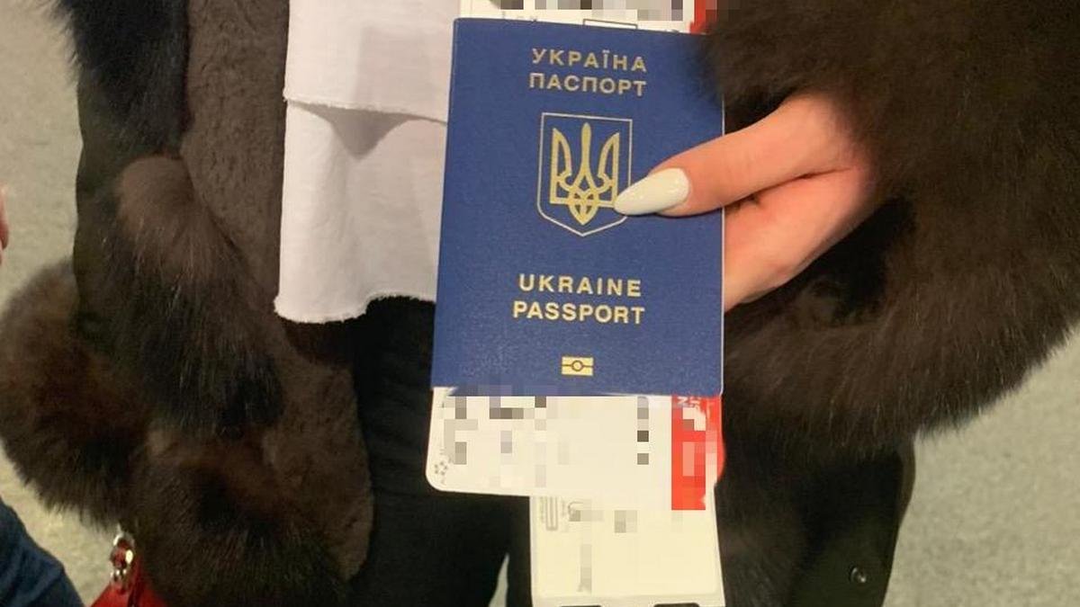 Под Киевом женщина искала и продавала девушек за границу