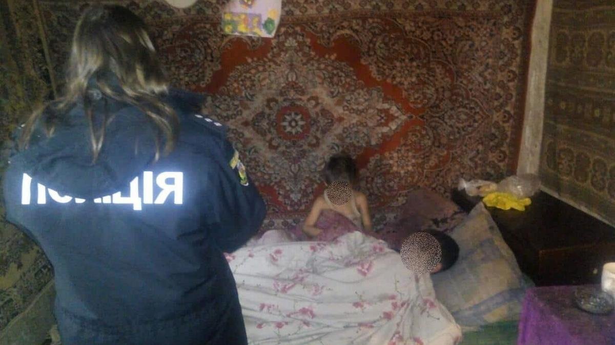 Под Киевом родители бросили двух детей и грудничка в холодном доме без продуктов