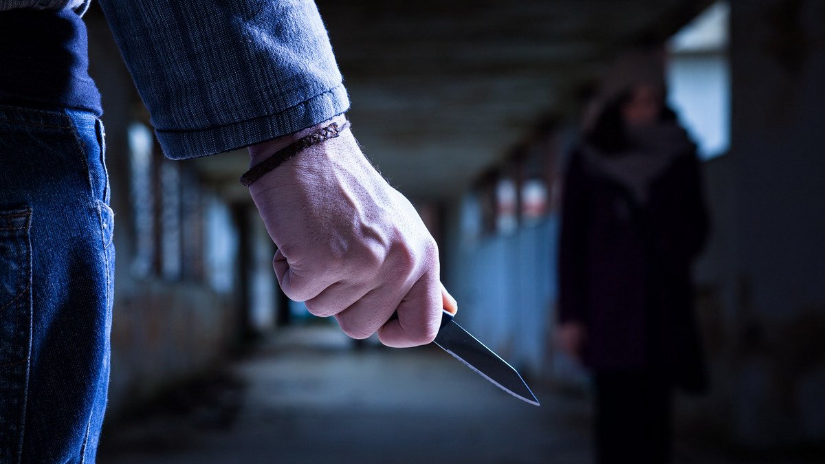 Пытался изнасиловать и 17 раз пырнул девушку ножом: в Киеве задержали подозреваемого