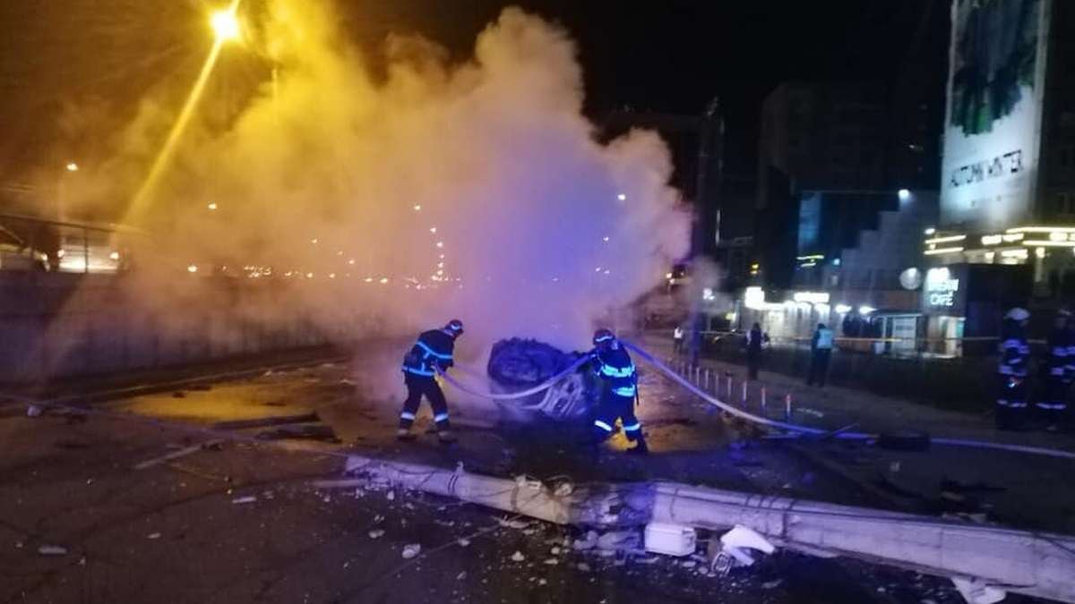 В Киеве Honda с 5 людьми в салоне протаранила столб и вспыхнула: водитель сгорел заживо