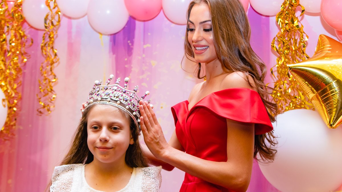 В Киеве принцессы устроили сказочный бал для детей с инвалидностью: как это было
