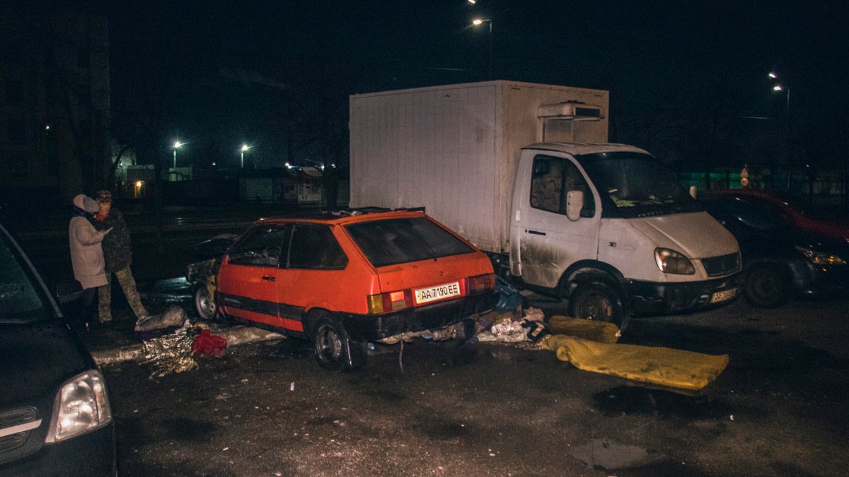 В Киеве на Троещине горела Lada, в которой около двух лет проживал мужчина