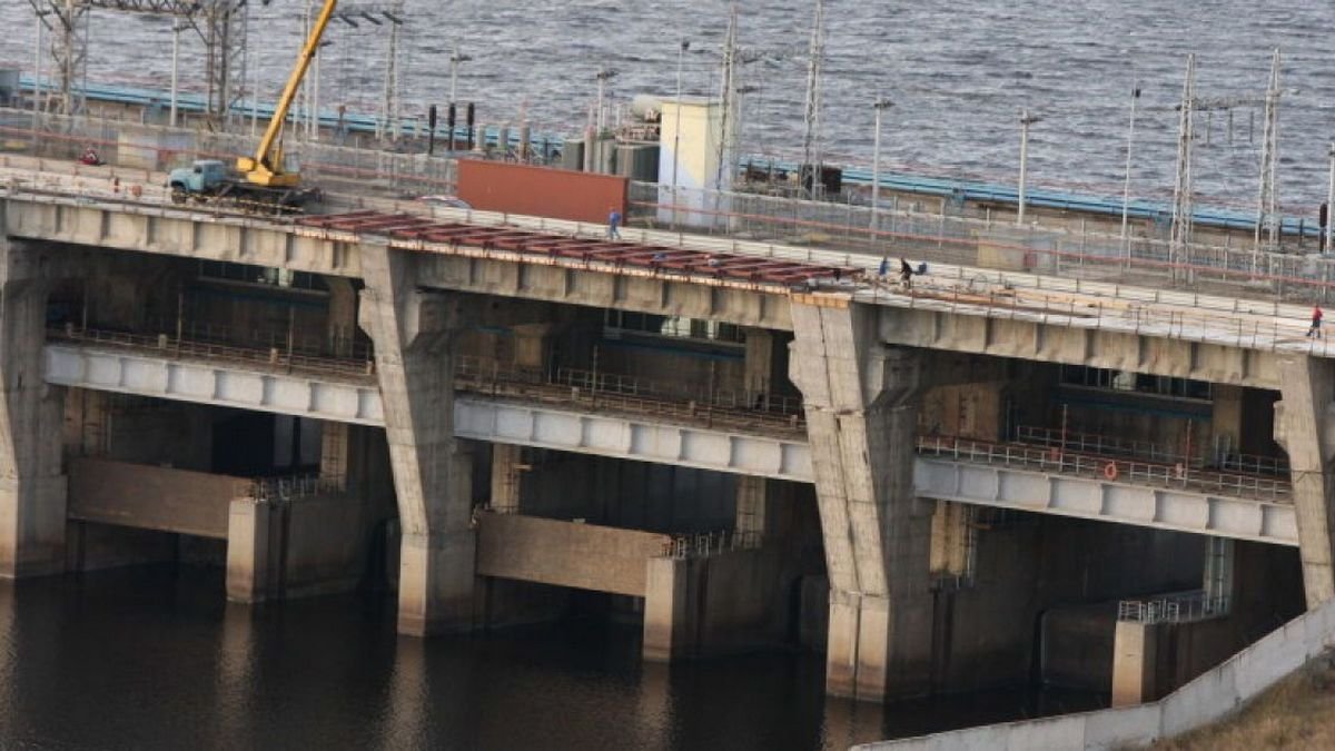 Под Киевом пьяный рыбак на лодке забрел в запрещенную зону ГЭС