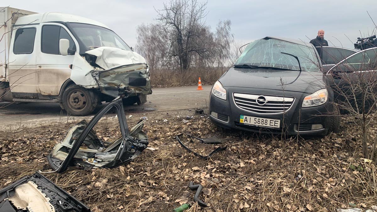 Под Киевом Opel вылетел на встречную полосу под "Газель": погибла девушка