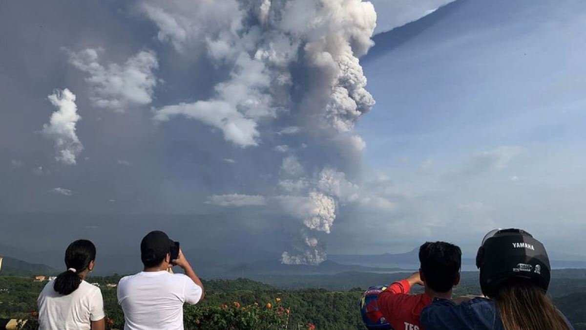Вакарчук вернулся из отпуска, в Филиппинах проснулся вулкан, а японский миллиардер ищет девушку для полета в космос: ТОП новостей дня