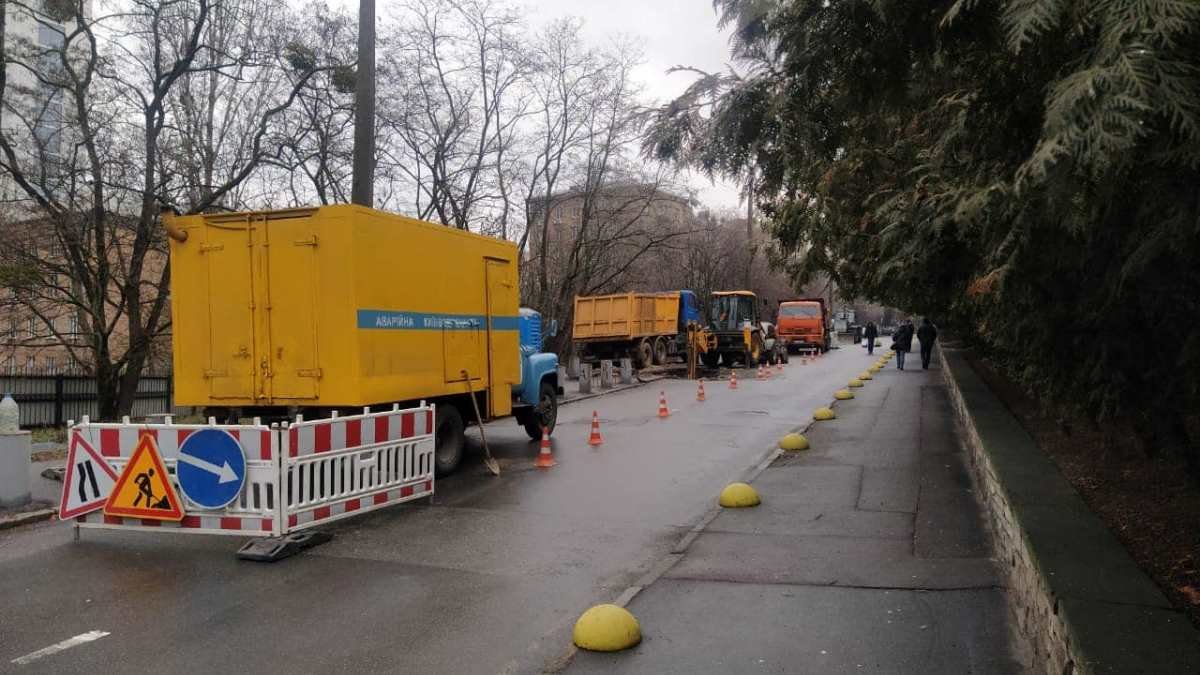 В Киеве на Печерске прорвало трубы: улицу перекрыли
