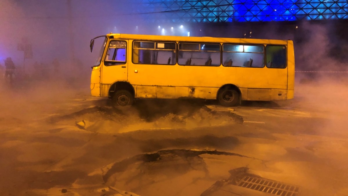 В Киеве на Лыбедской прорвало трубы, провалился асфальт и затопило ТРЦ Ocean Plaza: что сейчас на месте аварии