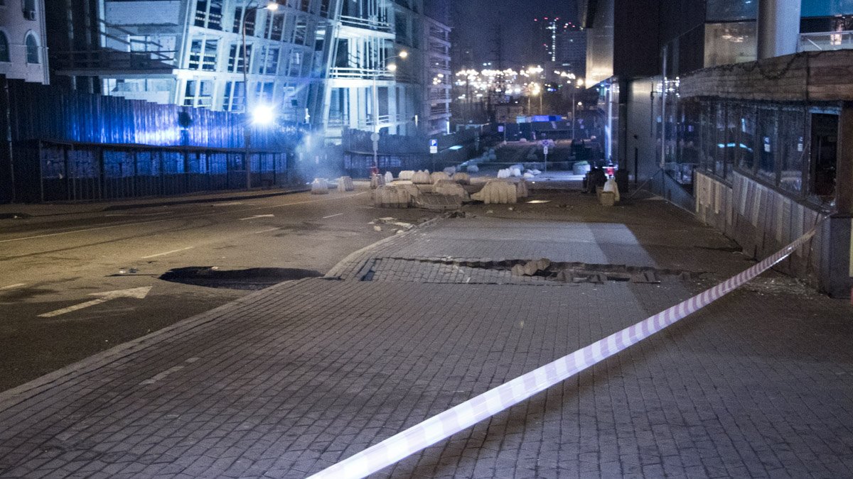 В Киеве возле ТРЦ Ocean Plaza появился еще один провал и разбились стекла кафе