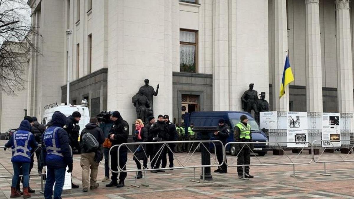 В центр Киева стянули силовиков: митингующие перекрывают дороги