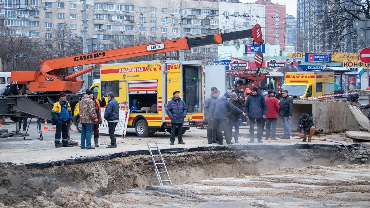 Прорыв теплотрассы возле Ocean Plaza в Киеве: как идут работы