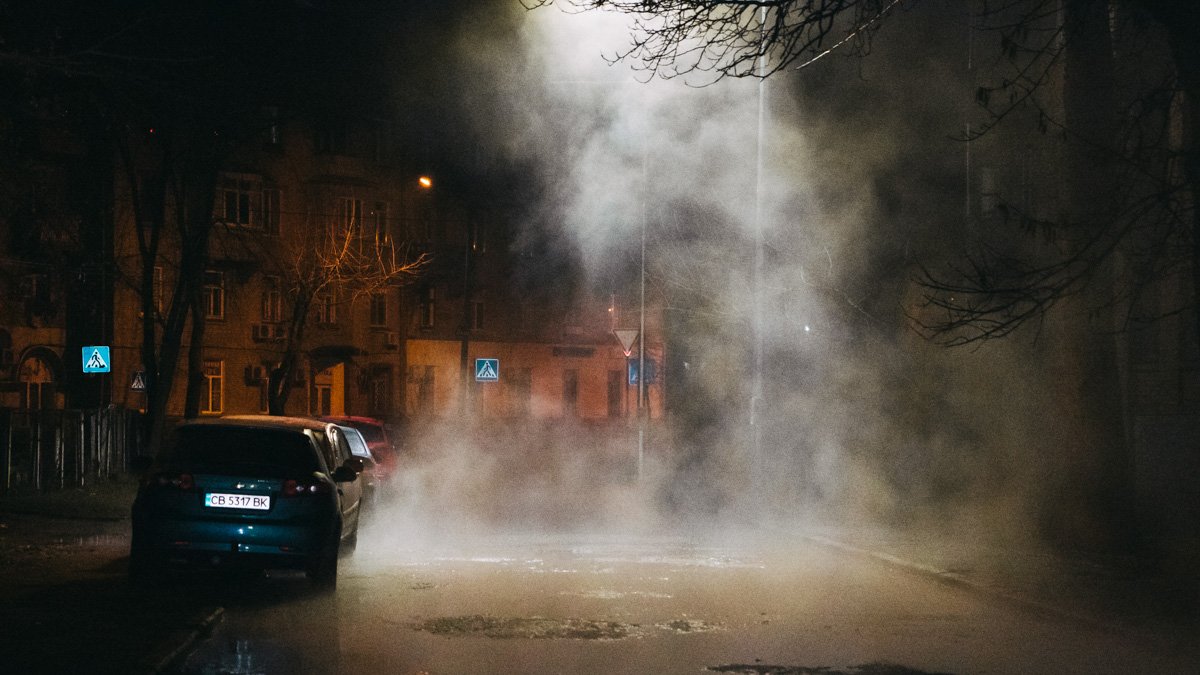 В Киеве прорвало еще одну трубу: кипятком залило улицы возле Воздухофлотского проспекта