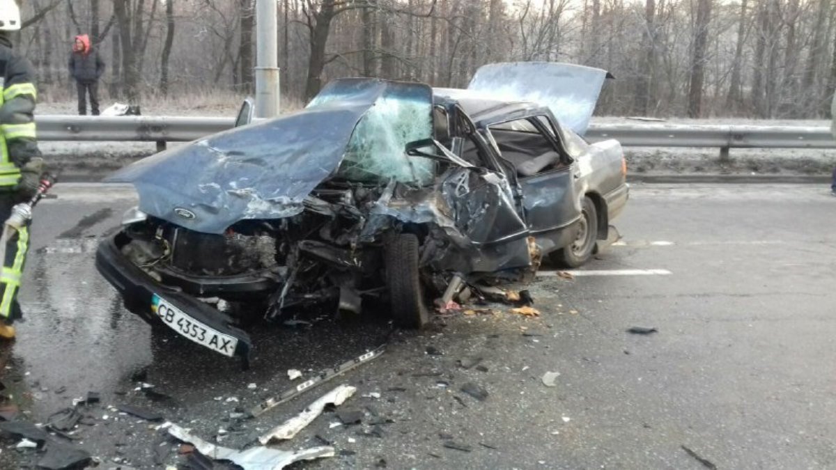 В Киеве на Братиславской водитель Mitsubishi потерял управление и влетел в Ford: один человек погиб, в обе стороны - пробки