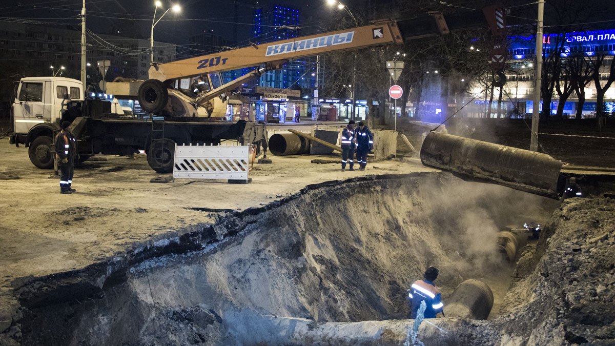 В Киеве на Лыбедской закончили ремонт прорыва трубы, но ТРЦ Ocean Plaza все еще закрыт