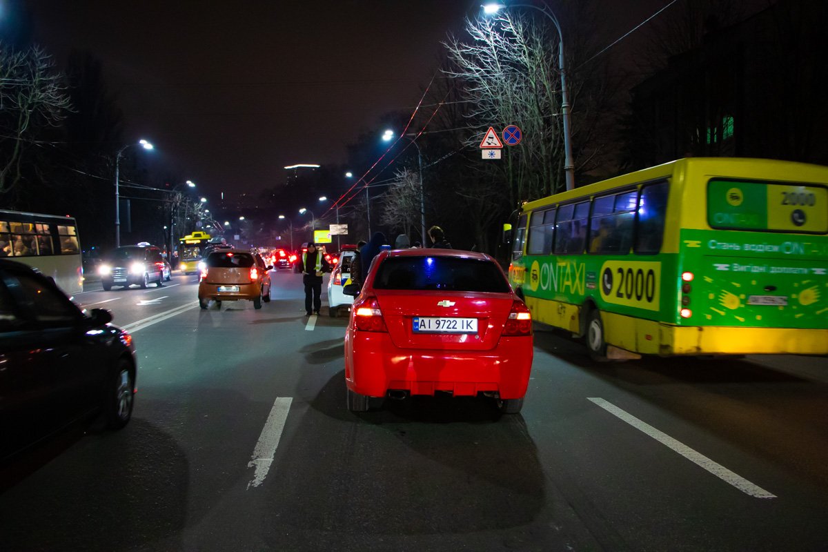 В Киеве на Воздухофлотском проспекте Chevrolet сбил пешехода, который внезапно выскочил перед троллейбусом