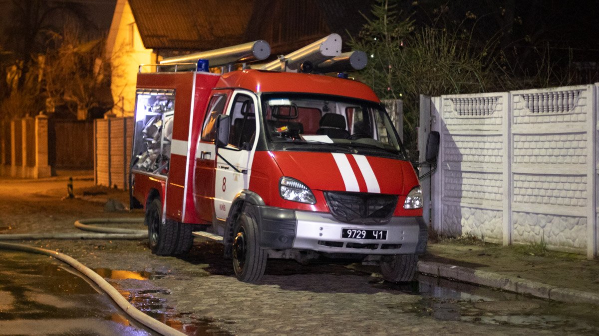 В Киеве на проспекте Науки в доме с людьми вспыхнула крыша