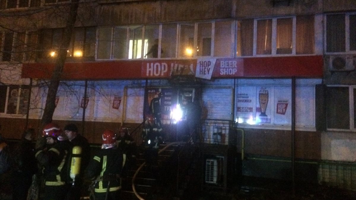 В Киеве на Соломенке сгорел пивной магазин