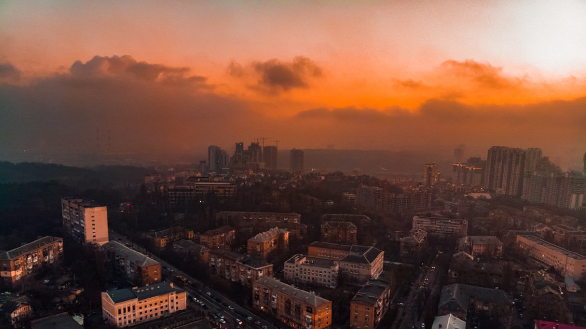 Завораживающий туманный закат в Киеве: фото и видео с высоты