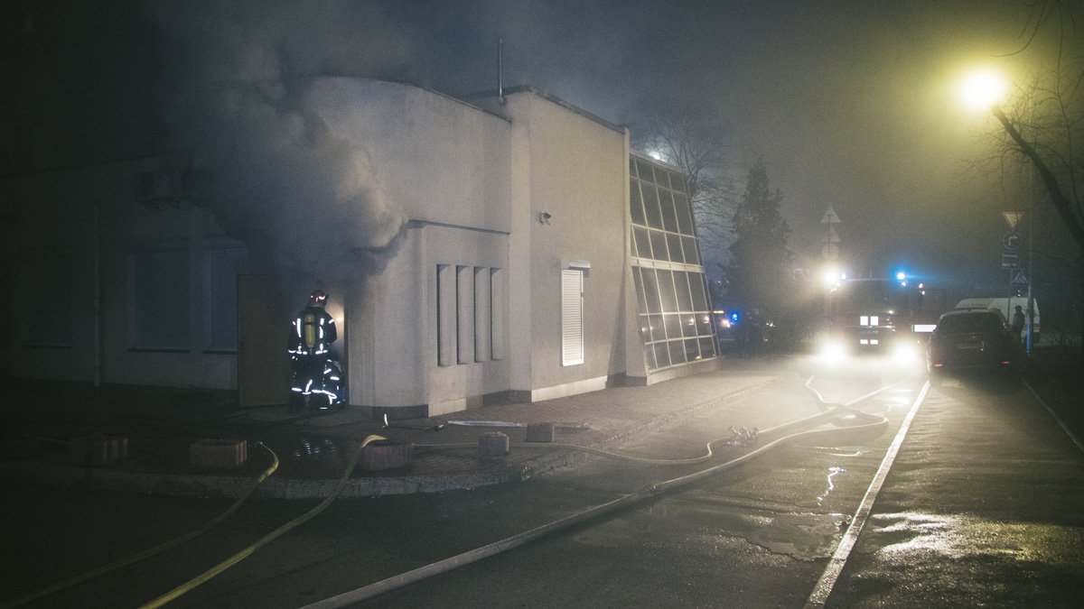 В Киеве на Лобановского горела клиника красоты "Амазонка": дым затянул жилой дом