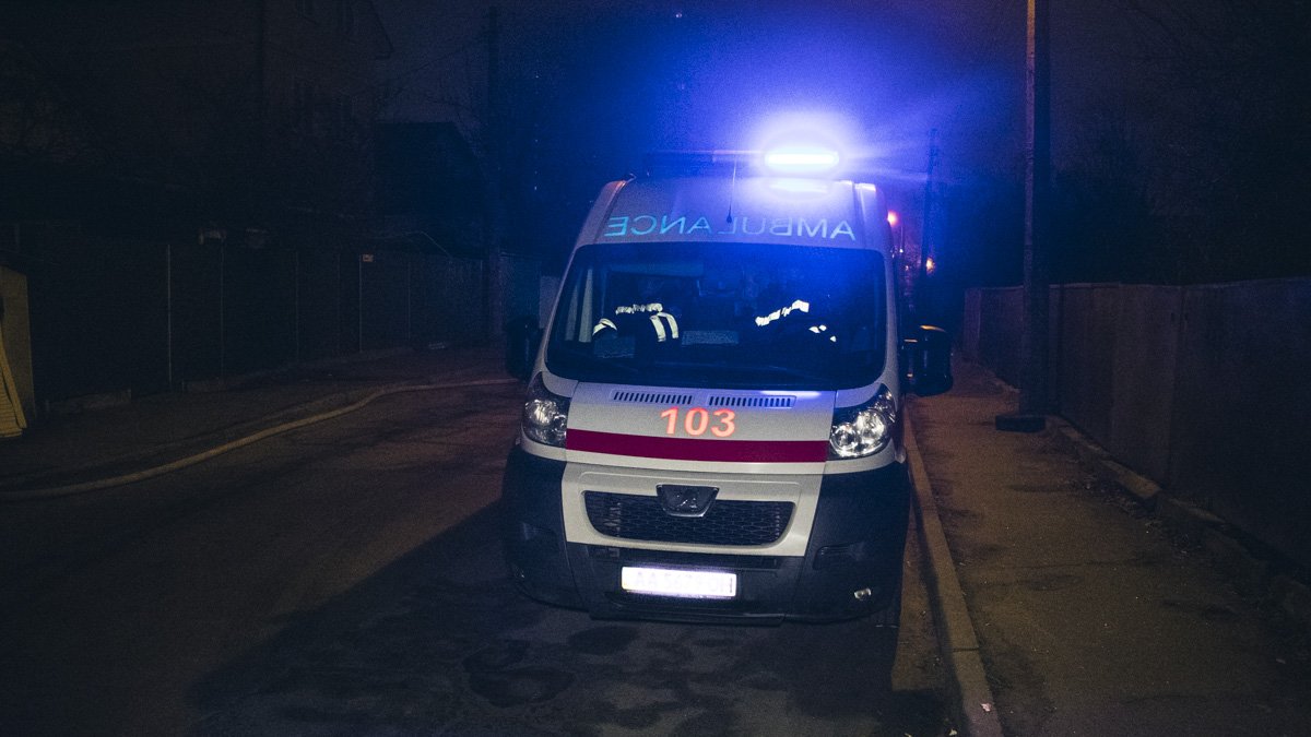 В Киеве возле Днепровского управления полиции бездомные подожгли дом: один человек погиб