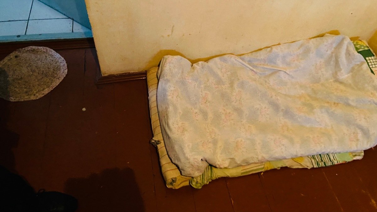 В Киеве в Лукьяновском СИЗО заключенные по очереди спят в камерах с грибком, без света и вентиляции