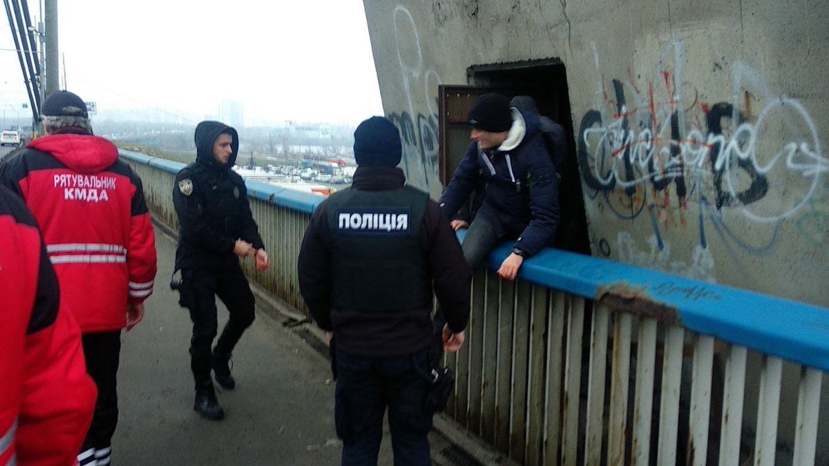 В Киеве сирены спасателей заставили восемь человек слезть с верхушки Северного моста