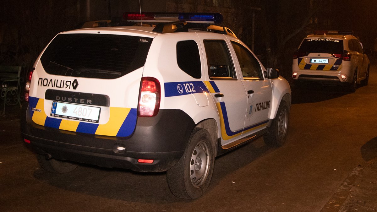 В Киеве ударили полицейского, послали на три буквы и сбили машиной: видео