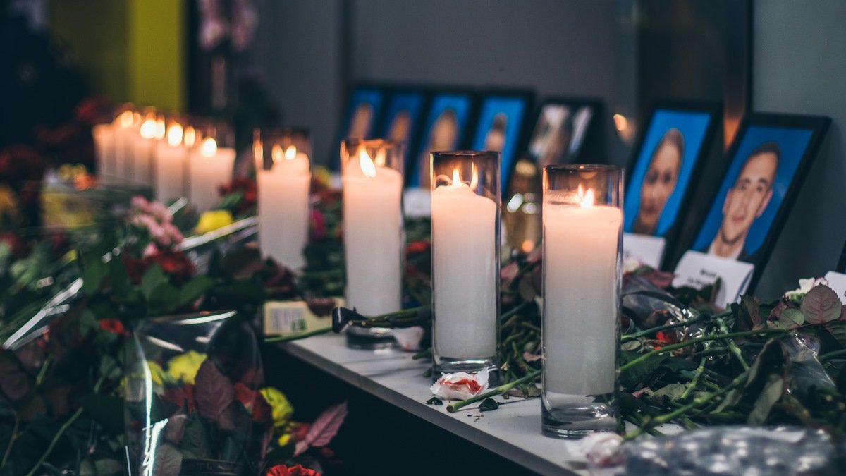 Тела погибших в Иране украинцев доставили в Борисполь: в аэропорту проходит церемония прощания. Хроника