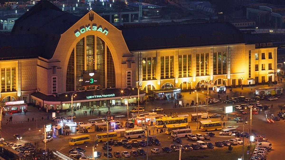 В Киеве на Южном вокзале ищут бомбу: людей эвакуируют