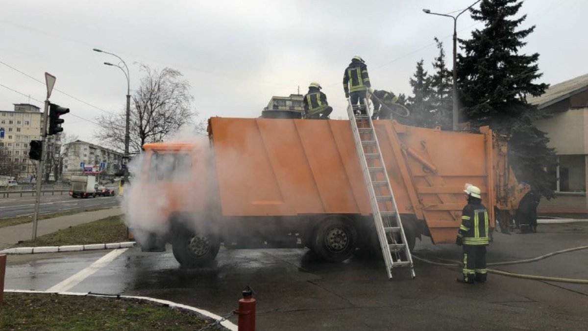 В Киеве загоревшийся на ходу мусоровоз сам поехал к пожарным