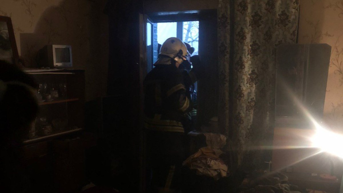 В Киеве мужчина поджог квартиру и ножом гонял злых духов