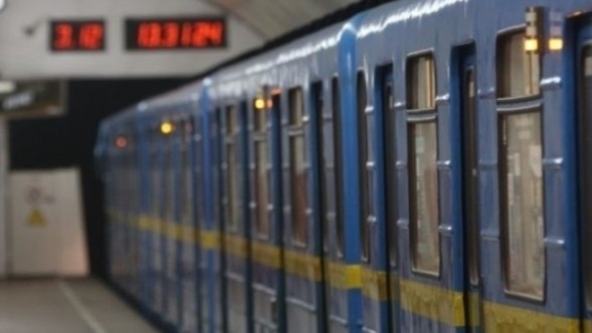 В Киеве на красной ветке метро остановились поезда: что произошло