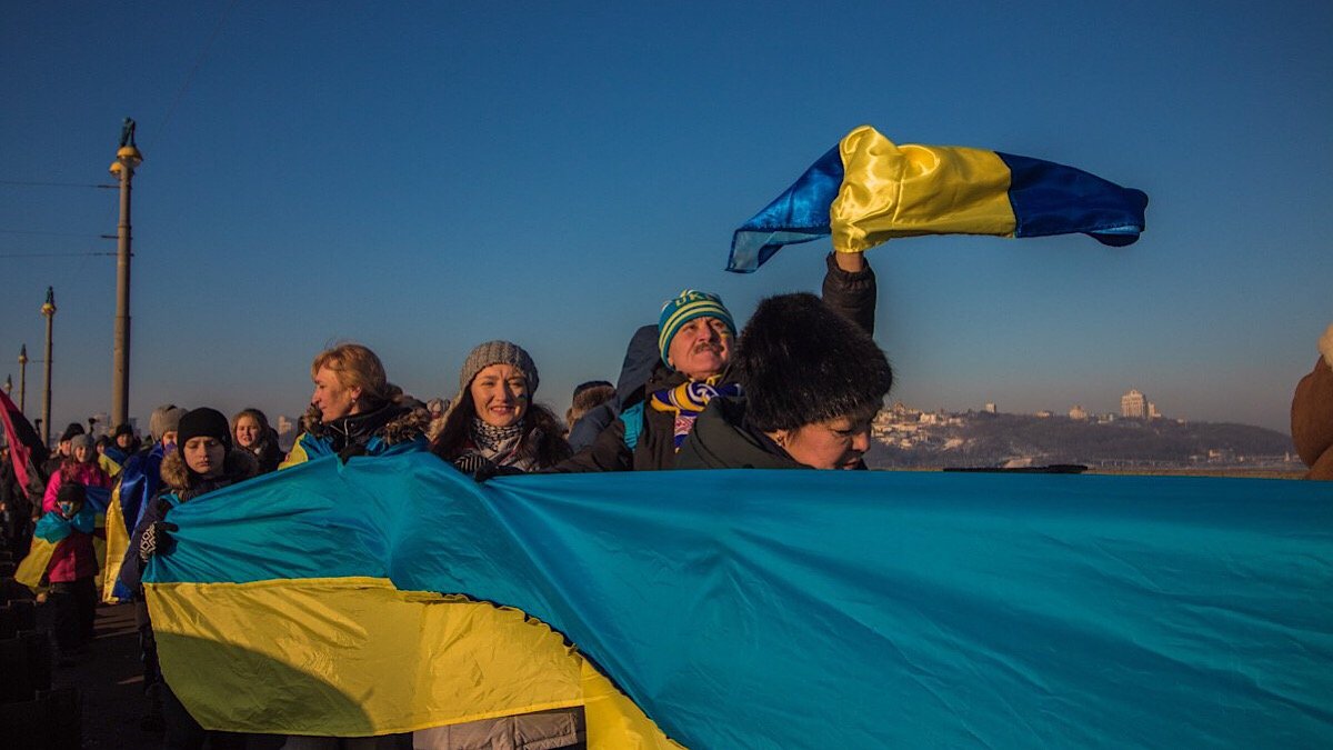 В Киеве на мосту Патона люди создали «живую цепь» в честь Дня Соборности Украины