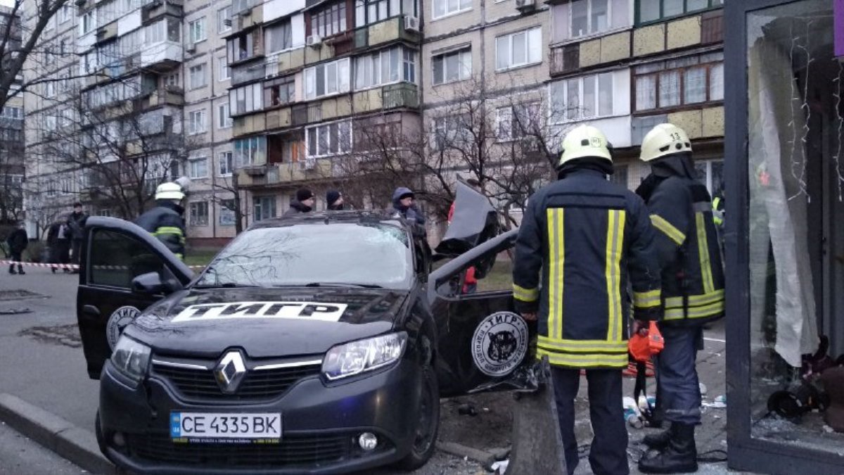В Киеве на Перова Renault въехал в остановку с людьми: водитель погиб, еще двоих увезла "скорая"
